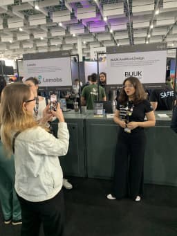Ravine gravando um vídeo depoimento sobre como é ser associada ACATE, com a Luisa Gonçalves, analista de marketing da Associação Catarinense de Tecnologia. 